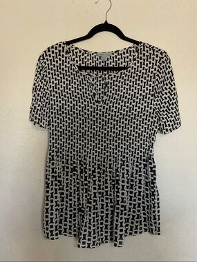 Black & White Geometric Short Sleeve Tunic - Classic Comfort